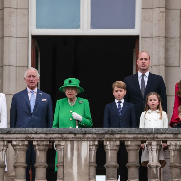 Camilla Parker Bowles, duchesse de Cornouailles, Le prince Charles, prince de Galles, La reine Elisabeth II d'Angleterre, le prince William, duc de Cambridge, Catherine Kate Middleton, duchesse de Cambridge et leurs enfants le prince George, la princesse Charlotte et le prince Louis - La famille royale au balcon du palais de Buckingham lors de la parade de clôture de festivités du jubilé de la reine à Londres le 5 juin 2022. 