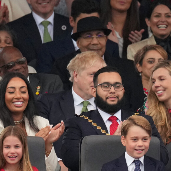 Kate Catherine Middleton, duchesse de Cambridge, et la princesse Charlotte, le prince George, le prince William, duc de Cambridge, Zara Phillips Tindall, Boris Johnson et sa femme Carrie - La famille royale d'Angleterre au concert du jubilé de platine de la reine d'Angleterre au palais de Buckingham à Londres. Le 4 juin 2022 