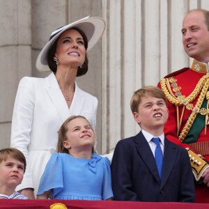 Catherine Kate Middleton, duchesse de Cambridge, le prince William, duc de Cambridge et leurs enfants, le prince Louis, le prince George et la princesse Charlotte - Les membres de la famille royale regardent le défilé Trooping the Colour depuis un balcon du palais de Buckingham à Londres lors des célébrations du jubilé de platine de la reine le 2 juin 2022. 