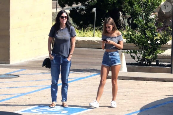 Courteney Cox et sa fille Coco sortent du restaurant Nobu à Malibu, le 5 août 2017. 