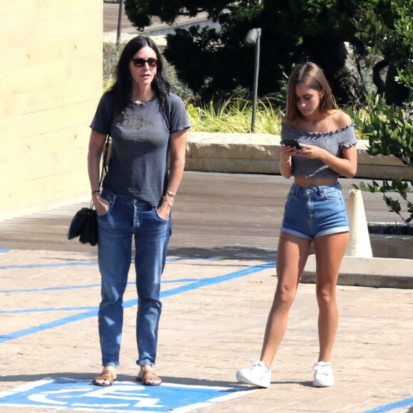 Courteney Cox et sa fille Coco sortent du restaurant Nobu à Malibu, le 5 août 2017. 