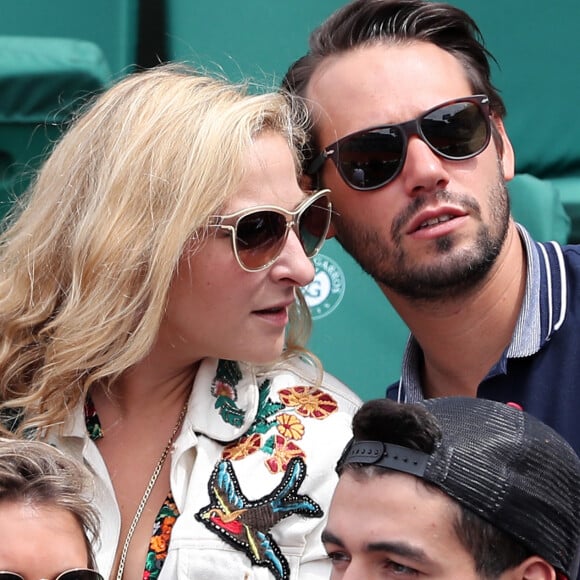 Marilou Berry et son compagnon Alexis dit Le Diamantaire (artiste street art) - Les célébrités dans les tribunes lors des internationaux de France de Roland-Garros à Paris, le 4 juin 2017. © Dominique Jacovides-Cyril Moreau/Bestimage