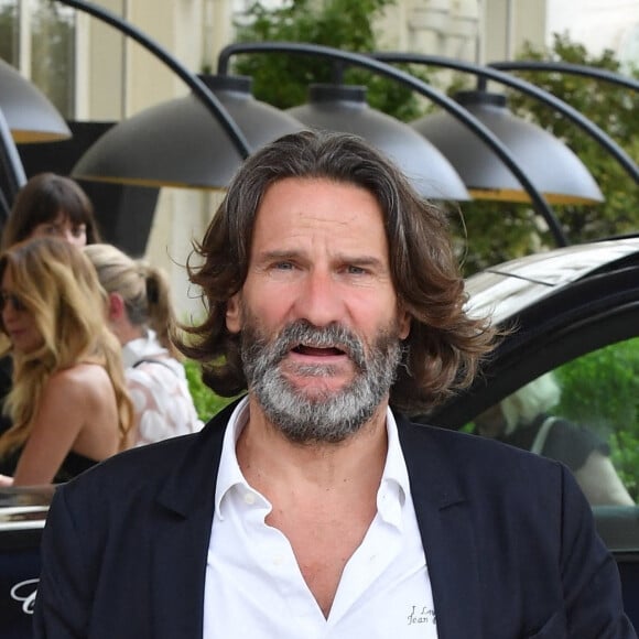 Frédéric Beigbeder à la sortie de l'hôtel "Martinez" lors du 75e Festival International du Film de Cannes, le 22 mai 2022.