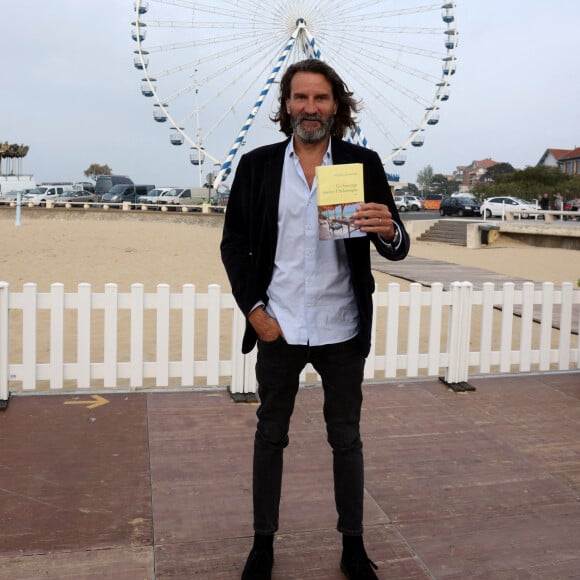 Exclusif - Frédéric Beigbeder - "Un barrage contre l'Atlantique" - Rendez vous littéraire "La plage aux écrivains" à Arcachon, le 1er mai 2022. © Jean-Marc Lhomer/Bestimage