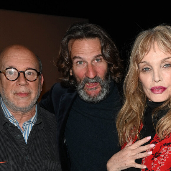 Marc Lambron, Frédéric Beigbeder et Arielle Dombasle - Meeting de solidarité "SOS Ukraine" de Bernard-Henri Lévy au théâtre Antoine à Paris, le 1er mars 2022. © Coadic Guirec / Bestimage