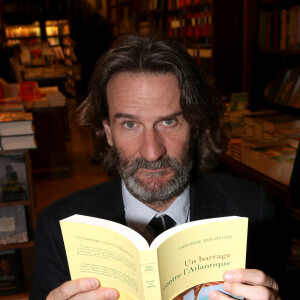 Exclusif - Frédéric Beigbeder dédicace son livre "Un barrage contre l'Atlantique" à la Librairie Galignani à Paris, le 15 janvier 2022. © Bertrand Rindoff Petroff / Bestimage