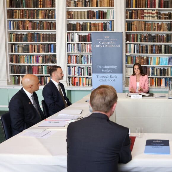 Catherine (Kate) Middleton, duchesse de Cambridge, et le Royal Foundation Centre for Early Childhood organisent une table ronde à la Royal Institution de Londres, le 16 juin 2022.