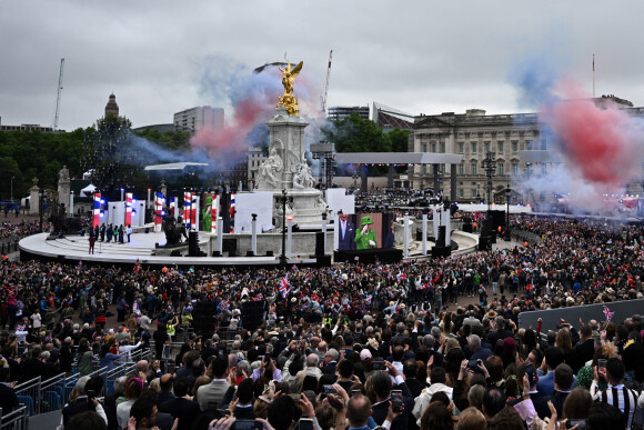 Illustration de la foule devant le palais de Buckingham le dernier jour des festivités du jubilé de platine de la Reine à Londres le 5 juin 2022. 