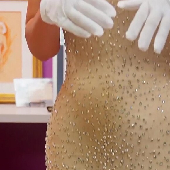Kim Kardashian en essayage pour sa robe (celle de Marilyn Monroe) de la soirée du MET Gala 2022 à New York, le 3 mai 2022. Kim a reçu en cadeau une mèche de cheveux de Marilyn Monroe dans une petite boite en argent.