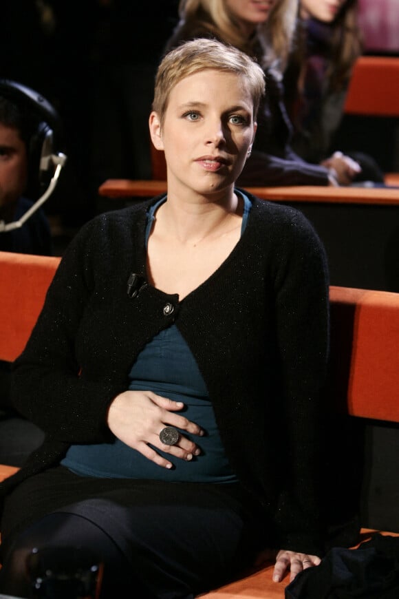 Archives - Clémentine Autain (enceinte) lors de l'émission de télévision "Au Field de la Nuit" à Paris, le 10 décembre 2009.