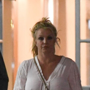 Britney Spears quitte un bâtiment médical à Los Angeles, le 4 décembre 2019. Accompagnée de deux gardes du corps, la pop star de 38 ans semblait fatiguée, elle porte un jean taille basse, et ne porte pas de soutien-gorge.
