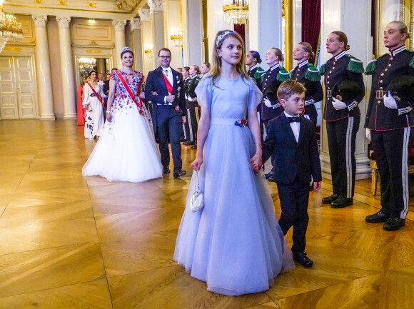 La princesse Estelle de Suède et Le prince Oscar de Suède, La princesse Victoria de Suède, Le prince Daniel de Suède lors du dîner de gala pour célébrer le 18ème anniversaire de la princesse Ingrid Alexandra au Palais d'Oslo, Norvège, le 17 juin 2022. © NTB/Zuma Press/Bestimage 