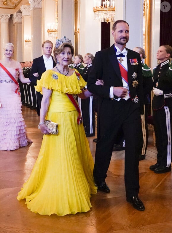 La reine Sonja de Norvège et Le prince Haakon de Norvège lors du dîner de gala pour célébrer le 18ème anniversaire de la princesse Ingrid Alexandra au Palais d'Oslo, Norvège, le 17 juin 2022. © NTB/Zuma Press/Bestimage 