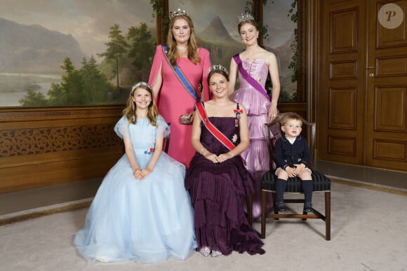 La princesse Ingrid Alexandra de Norvège entourée des princesses Estelle de Suède, Catharina-Amalia des Pays-Bas, Elisabeth de Belgique et du prince Charles de Luxembourg lors du dîner de gala pour célébrer le 18ème anniversaire de la princesse Ingrid Alexandra au Palais d'Oslo, Norvège, le 17 juin 2022. © NTB/Zuma Press/Bestimage 