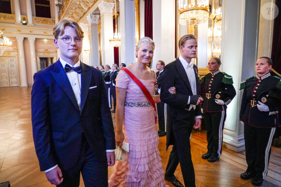 La princesse Mette-Marit de Norvège, Marius Borge Hoeiby et Le prince Sverre Magnus de Norvège lors du dîner de gala pour célébrer le 18ème anniversaire de la princesse Ingrid Alexandra au Palais d'Oslo, Norvège, le 17 juin 2022. © NTB/Zuma Press/Bestimage 