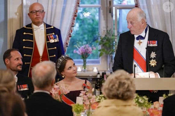 La princesse Ingrid Alexandra de Norvège, Le prince Haakon de Norvège et Le roi Harald V de Norvège lors du dîner de gala pour célébrer le 18ème anniversaire de la princesse Ingrid Alexandra au Palais d'Oslo, Norvège, le 17 juin 2022. © NTB/Zuma Press/Bestimage 