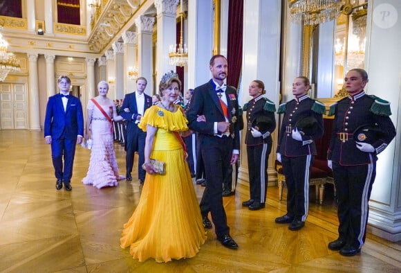 La princesse Mette-Marit de Norvège, Marius Borge Hoeiby, Le prince Sverre Magnus de Norvège, La reine Sonja de Norvège et Le prince Haakon de Norvège lors du dîner de gala pour célébrer le 18ème anniversaire de la princesse Ingrid Alexandra au Palais d'Oslo, Norvège, le 17 juin 2022. © NTB/Zuma Press/Bestimage 