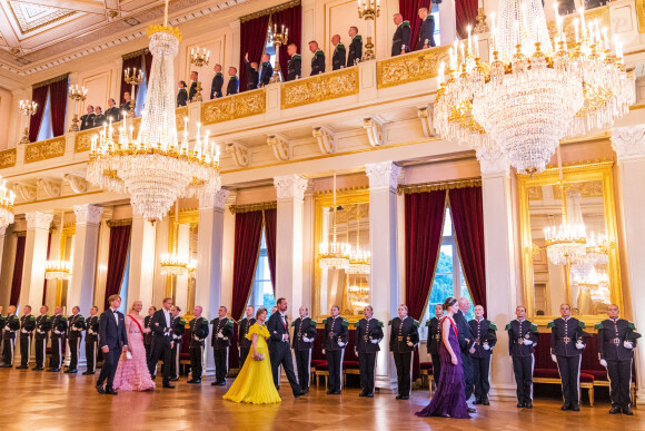 Marius Borge Hoeiby, Le prince Sverre Magnus de Norvège, La princesse Mette-Marit de Norvège, La reine Sonja de Norvège, Le prince Haakon de Norvège, La princesse Ingrid Alexandra de Norvège et Le roi Harald V de Norvège lors du dîner de gala pour célébrer le 18ème anniversaire de la princesse Ingrid Alexandra au Palais d'Oslo, Norvège, le 17 juin 2022. © NTB/Zuma Press/Bestimage 