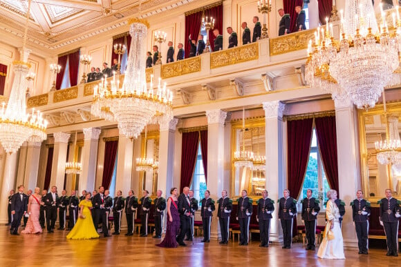 Gry Moelleskog, La princesse Ingrid Alexandra de Norvège, Le roi Harald V de Norvège, La reine Sonja de Norvège et Le prince Haakon de Norvège lors du dîner de gala pour célébrer le 18ème anniversaire de la princesse Ingrid Alexandra au Palais d'Oslo, Norvège, le 17 juin 2022. © NTB/Zuma Press/Bestimage 