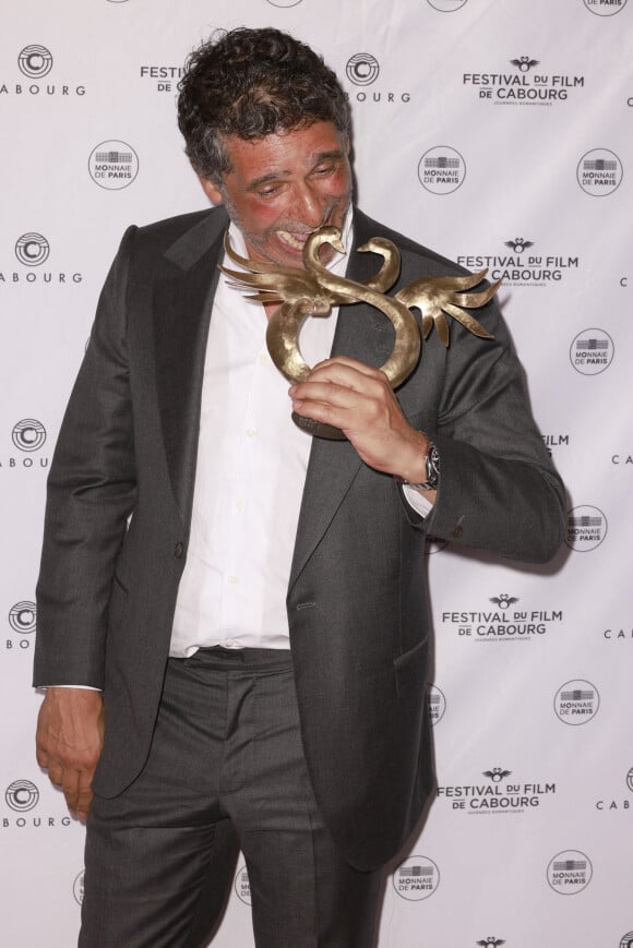 Pascal Elbé a reçu le Swann du meilleur film On est fait pour s'entendre au photocall des lauréats lors de la soirée de clôture du 36ème festival du film de Cabourg, France, le 18 juin 2022. © Christophe Aubert/Bestimage 