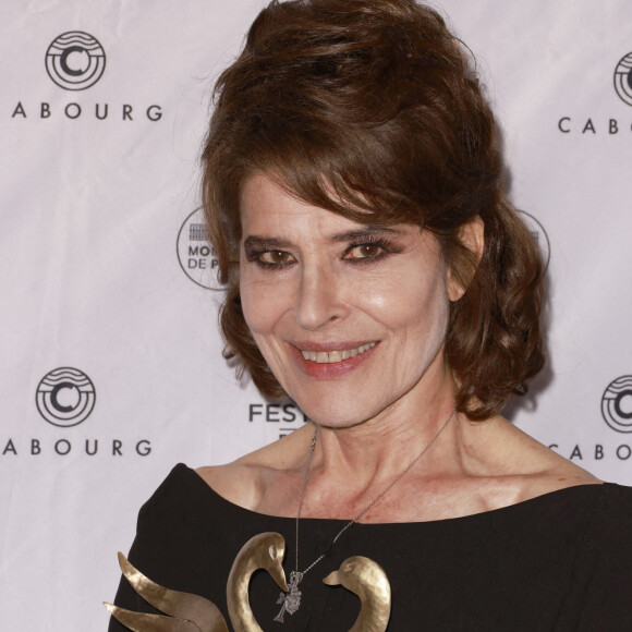 Fanny Ardant a reçu le Swann de la meilleure actrice dans Les jeunes Amants au photocall des lauréats lors de la soirée de clôture du 36ème festival du film de Cabourg, France, le 18 juin 2022. © Christophe Aubert/Bestimage 