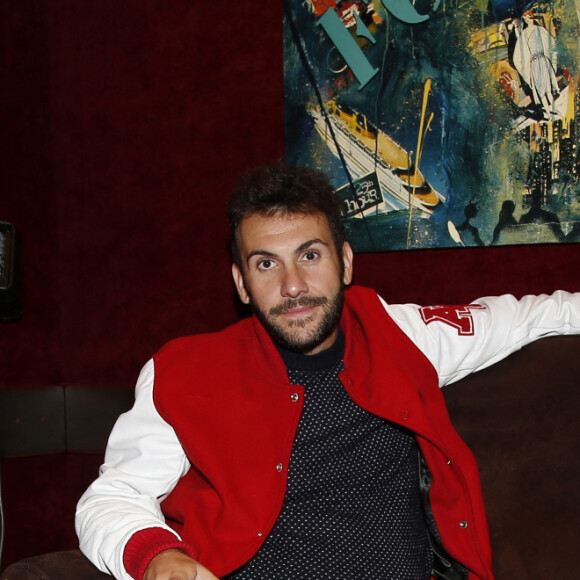 Laurent Ournac pose dans sa loge au Casino de Paris lors de la générale de la pièce "Le Gai Mariage" à Paris le 8 septembre 2015. 