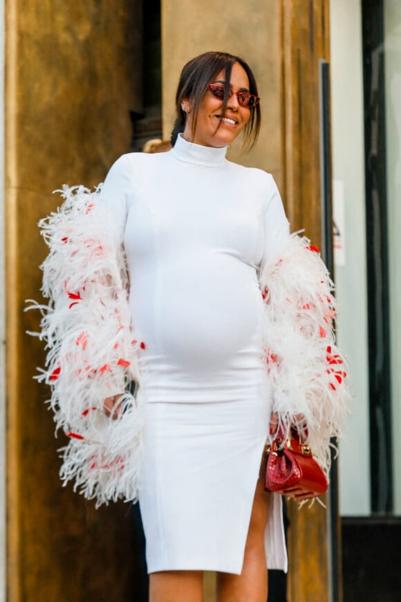 Amel Bent, enceinte, à la sortie du défilé femme Giambattista Valli Automne/Hiver 2022/2023 lors de la Fashion Week de Paris, le 7 mars 2022. © Veeren-Clovis/Bestimage