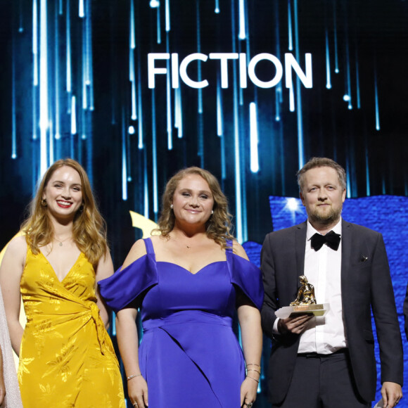 Catriona Renton, Danielle MacDonald, le producteur Harry Williams, Joséphine Jobert et Jason Priestley - Cérémonie de clotûre du 61e Festival de Télévision de Monte Carlo, le 21 juin 2022. © Denis Guignebourg/Bestimage