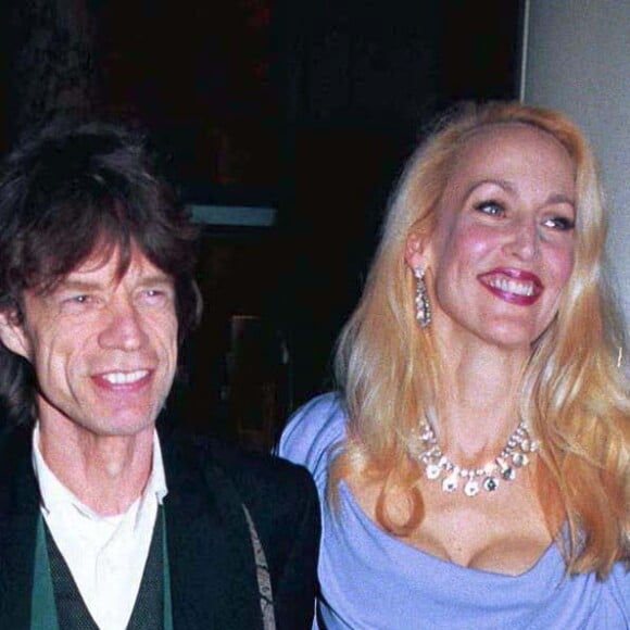 MICK JAGGER ET JERRY HALL "MOET & CHANDON" MODE FASHION DEFILE VIVIENNE WESTWOOD A LONDRES EN 1998