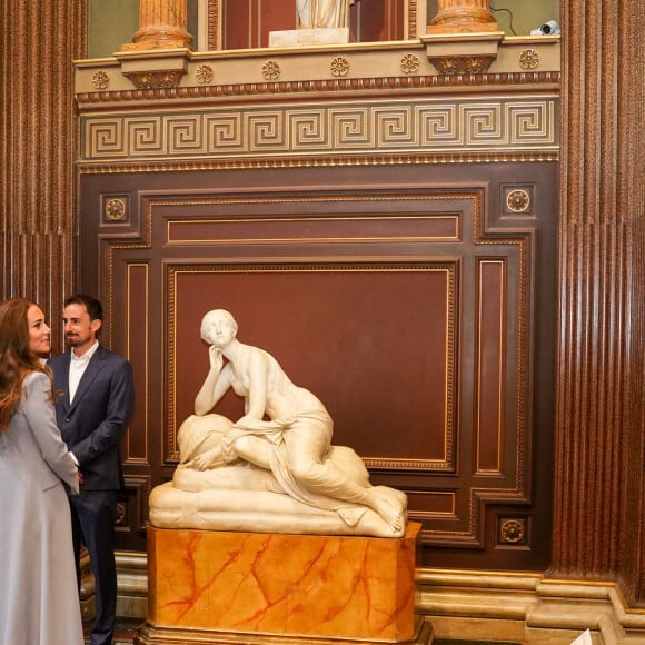 Le prince William, duc de Cambridge, et Catherine (Kate) Middleton, duchesse de Cambridge, découvrent leur portrait de l'artiste Jamie Coreth au musée Fitzwilliam de l'Université de Cambridge, Royaume Uni, le 23 juin 2022.