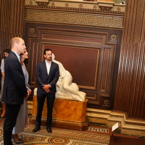 Le prince William, duc de Cambridge, et Catherine (Kate) Middleton, duchesse de Cambridge, découvrent leur portrait de l'artiste Jamie Coreth au musée Fitzwilliam de l'Université de Cambridge, Royaume Uni, le 23 juin 2022.