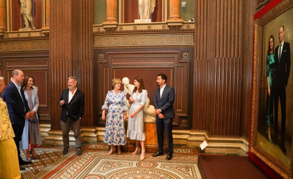 Le prince William, duc de Cambridge, et Catherine (Kate) Middleton, duchesse de Cambridge, découvrent leur portrait de l'artiste Jamie Coreth au musée Fitzwilliam de l'Université de Cambridge, Royaume Uni, le 23 juin 2022.