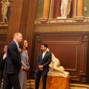 Le prince William, duc de Cambridge, et Catherine (Kate) Middleton, duchesse de Cambridge, découvrent leur portrait de l'artiste Jamie Coreth au musée Fitzwilliam de l'Université de Cambridge, Royaume Uni, le 23 juin 2022.