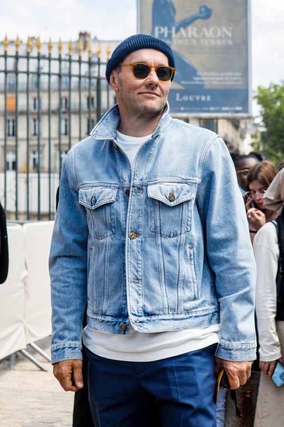 Joel Edgerton - Arrivées au défilé de mode Homme printemps-été 2023 Louis Vuitton dans la cour Carrée du Louvre à Paris, France, le 23 juin 2022. © Veeren-Clovis/Bestimage