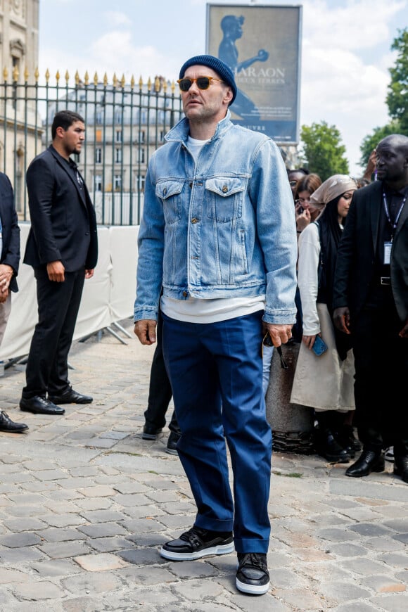 Joel Edgerton - Arrivées au défilé de mode Homme printemps-été 2023 Louis Vuitton dans la cour Carrée du Louvre à Paris, France, le 23 juin 2022. © Veeren-Clovis/Bestimage 
