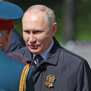 Le président russe Vladimir Poutine assiste à la parade du Jour de la Victoire, marquant le 77e anniversaire de la victoire des Alliés pendant la Seconde Guerre mondiale à Moscou, le 9 mai 2022.