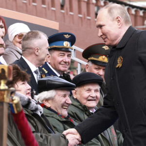 Le président russe Vladimir Poutine assiste à la parade du Jour de la Victoire, marquant le 77e anniversaire de la victoire des Alliés pendant la Seconde Guerre mondiale à Moscou, le 9 mai 2022.