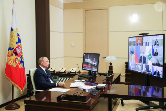 Le président russe Vladimir Poutine s'entretient avec les membre de son gouvernement par vidéo depuis sa résidence de Novo Ogaryovo alors que la guerre russo-ukrainienne fait rage depuis le 24 février 2022.