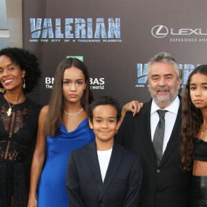 Luc Besson avec sa femme Virginie Besson-Silla et ses enfants Thalia Besson, Sateen Besson et Mao Besson lors de la première de ''Valerian'' au TCL Chinese Theatre à Los Angeles, le 17 juillet 2017. 