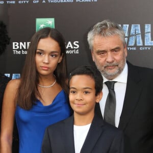 Luc Besson avec sa femme Virginie Besson-Silla et ses enfants Thalia Besson, Sateen Besson et Mao Besson lors de la première de ''Valerian'' au TCL Chinese Theatre à Los Angeles, le 17 juillet 2017. 