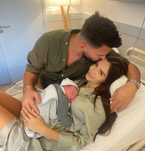 Nabilla et Thomas Vergara sont parents pour la deuxième fois. La belle a donné naissance à un petit garçon prénommé Leyann, rendant Milann grand frère.