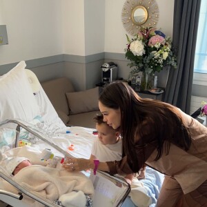 Nabilla et Thomas Vergara sont parents pour la deuxième fois. La belle a donné naissance à un petit garçon prénommé Leyann, rendant Milann grand frère.