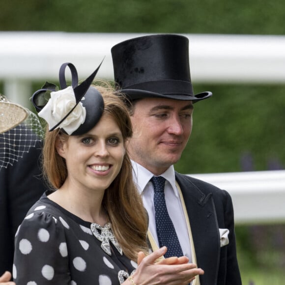 La princesse Beatrice d'York et son mari Edoardo Mapelli Mozzi lors du cinquième et dernier jour de la Royal Ascot 2022 à l'hippodrome d'Ascot, Berkshire, Royaume Uni, le 18 juin 2022. 