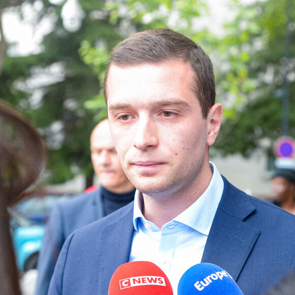 Le président du Rassemblement national (RN), Jordan Bardella visitele commissariat de Saint-Denis, Seine Saint-Denis, France, le 30 mai 2022, suite aux émeutes de la finale de la ligue des Champions. c Baptiste Autissier/Panoramic/Bestimage