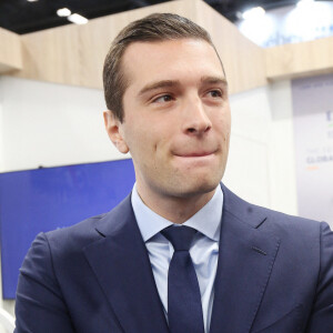 Jordan Bardella, président par intérim du Rassemblement National, visite le salon Milipol Paris 2021 au Parc des Expositions de Paris-Nord Villepinte le 21 octobre 2021. © Panoramic / Bestimage