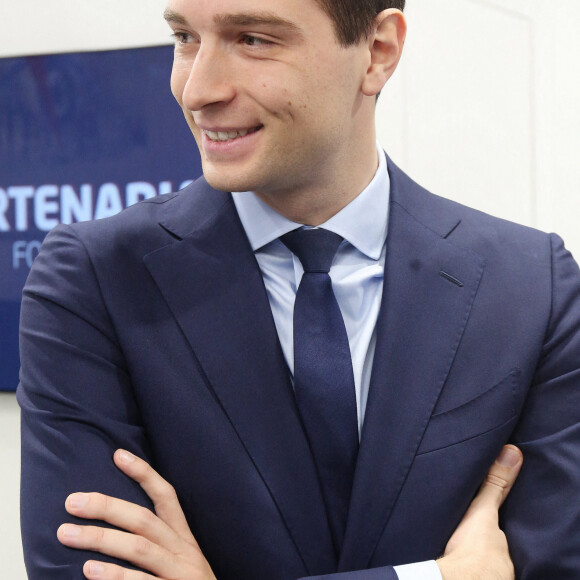 Jordan Bardella, président par intérim du Rassemblement National, visite le salon Milipol Paris 2021 au Parc des Expositions de Paris-Nord Villepinte le 21 octobre 2021. © Panoramic / Bestimage