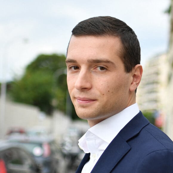 Jordan Bardella, président du Rassemblement National, député européen pour la campagne électorale arrive au marché de la Libération à Nice le 9 otobre 2021. © LIonel Urman / Bestimage