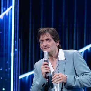 Exclusif - Pierre Palmade - Tournage de l'émission "La Fine Equipe de Pierre Palmade", diffusée le 25 juin sur France 2 © Cyril Moreau-Tiziano Da Silva / Bestimage France Télévisions lance une nouvelle création de divertissement, une soirée événement orchestrée par P.Palmade et ses amis. Lors de cette soirée mythique placée sous le signe de l'humour, de la comédie et de la musique, près de 45 artistes se réunissent autour de P.Palmade pour chanter, faire des sketchs, s'amuser, rire et vous faire rire comme à l'époque des grandes émissions de variétés où les stars venaient juste pour le plaisir. Ils ont tous accepté de jouer le jeu en venant participer à cette émission événementielle. Dans des décors conçus spécialement pour ce show, tous ces artistes joueront de nombreux sketchs écrits pour l'occasion par P.Palmade, le samedi 25 juin 2022 sur France 2 à 21.10. Ne ratez pas N.Baye en call-girl, M.Robin et P.Palmade dans la peau de " Laurel et Hardy " ou de " Marie-Antoinette et Louis XVI ", mais aussi C.Bouquet en " Joconde ", etc. Ces mêmes artistes reprendront également des sketchs célèbres (" Le Scrabble ", " L'après dîner "...) en formant à chaque fois des duos inédits. Aussi des artistes de variétés d'aujourd'hui rendront hommage aux stars de la chanson d'hier en s'échangeant leurs chansons dans des duos étonnants et improbables. Quand C.Willem chante " Le chat botté ", C.Goya, elle, reprend " Double jeu ", ou encore V.Niclo qui reprend " Vanina " " La fine équipe ", c'est le défi fou que s'est lancé P.Palmade avec ce casting d'exception. Générosité, partage, bonne humeur et complicité seront les maîtres mots de ce divertissement original. 