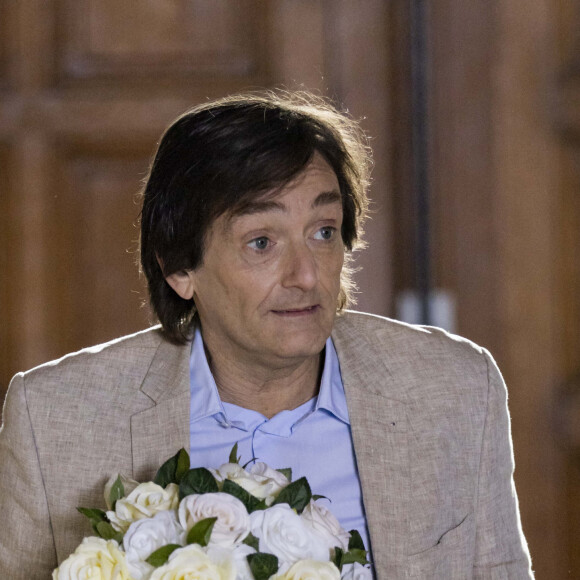 Exclusif - Pierre Palmade - Séquence "Rien à se dire" et "La réconciliation" - Tournage du téléfilm " Ils s'aiment... enfin presque ", qui sera diffusé le lundi 18 avril à 21h10 sur TF1. © Cyril Moreau / Bestimage 25 ANS QU'ILS S'AIMENT ! Suite au succès de l'adaptation des sketchs de M.Robin dans " I Love you coiffure " en 2020, TF1 vous invite à découvrir une nouvelle fiction adaptée cette fois de la pièce de théâtre " Ils s'aiment " de M.Robin et P.Palmade, dont on célèbre le 25e anniversaire cette année. Pour l'occasion, découvrez des couples inédits et de nombreux seconds rôles prestigieux qui revisiteront en fiction le spectacle culte pour la première fois ! L'HISTOIRE Dans leur immeuble parisien, suivez les histoires entremêlées de cinq couples et de leur entourage au fil des quatre saisons de l'année. Qu'ils soient en ménage, séparés ou divorcés, ils vont faire apparaître au grand jour les bons et les mauvais côtés de la vie à deux : Le consentement au mariage, l'épreuve de la belle-famille, les disputes du quotidien, les jalousies, l'amitié, les mensonges, les infidélités, les petites incompréhensions... La vie, en quelque sorte ! 