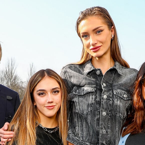 François-Henri Pinault, Paloma Pinault, Mathilde Pinault et Salma Hayek - Arrivées au défilé Balenciaga Automne/Hiver 2022/2023 lors de la Fashion Week de Paris au Bourget à Paris, France, le 6 mars 2022. © Da Silva-Perusseau/Bestimage 